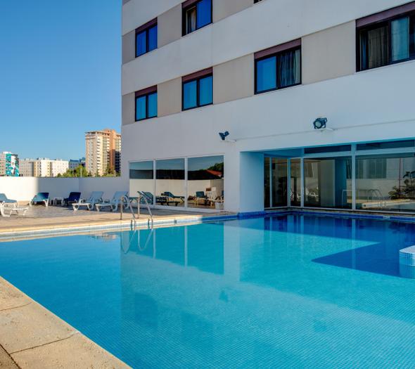 Dese un chapuzón en la piscina VIP Executive Zurique Hotel Lisboa Dese un chapuzón en la piscina VIP Executive Zurique Hotel Lisboa